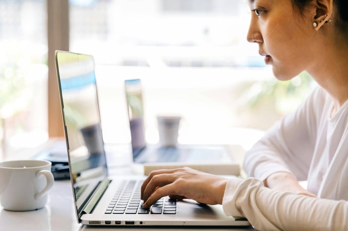 woman-computer-pexels-ketut-subiyanto-4126712